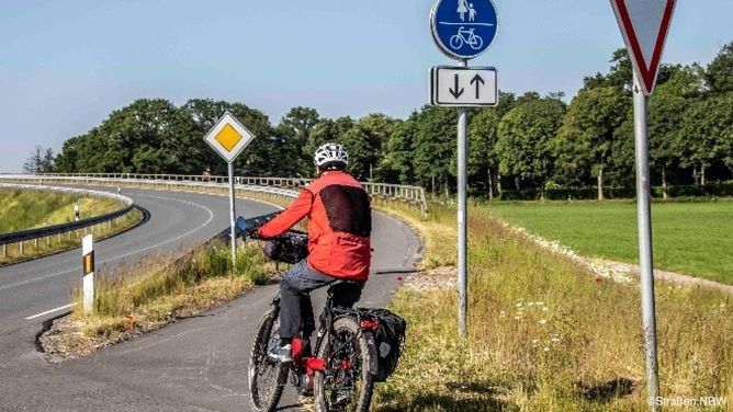 Gestalte Möglichkeiten! Eine leistungsfähige Verkehrsinfrastruktur ist entscheidend für die Wirtschaft, die Versorgung der Einwohnerinnen und Einwohner, aber auch für die Mobilitätsbedürfnisse der Menschen im Land. Landesverkehrsplanung spielt eine zentrale Rolle bei der Gestaltung und Organisation der Verkehrssysteme des Landes. Sie beinhaltet die langfristige Planung und Koordination von Verkehrsinfrastrukturprojekten für öffentliche Verkehrsmittel, Radverkehr, Güterverkehr und Straßenverkehr.